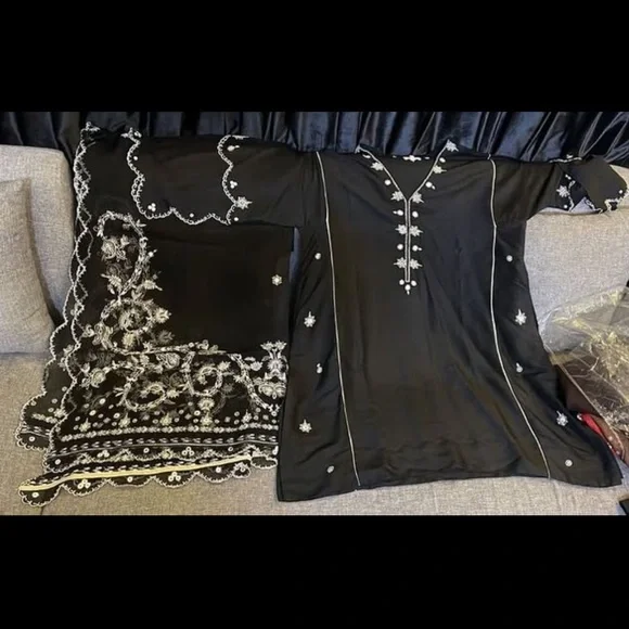 Black rawsilk Misha lakhani shirt dupata firm
Price plz don’t send me offers - Picture 3 of 3
